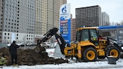 Eine Tankstelle in Moskau: Die EU will Russland mit ihren Sanktionen den Geldfluss aus dem ...