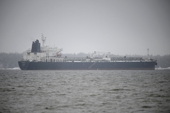 Ein Öltanker, der mutmaßlich zur sogenannten Schattenflotte gehört, mit der Russland Sanktionen ...