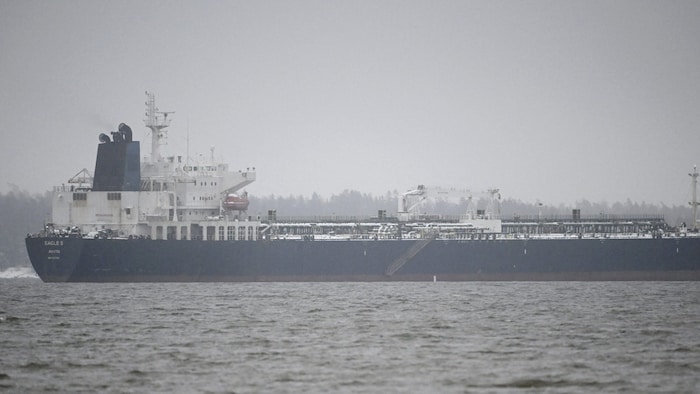 Ein Öltanker, der mutmaßlich zur sogenannten Schattenflotte gehört, mit der Russland Sanktionen ...