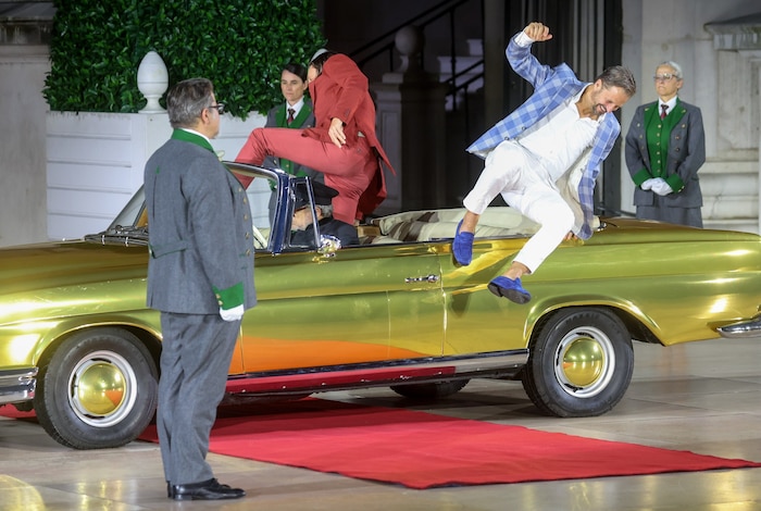 Reichtum zum Exzess: Jedermann fährt mit Gold-Karrosse auf die Bühne