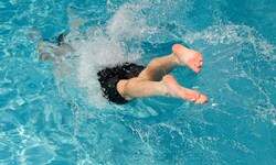 Die Freunde des Mannes reagierten schnell und zogen den 30-Jährigen sofort aus dem Wasser ...