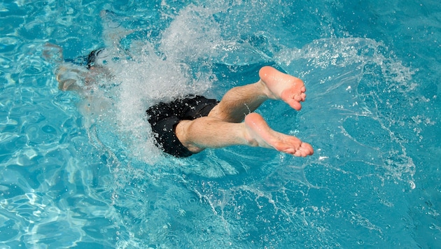 Die Freunde des Mannes reagierten schnell und zogen den 30-Jährigen sofort aus dem Wasser ...