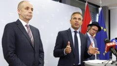 Wirtschaftsminister Wolfgang Hattmannsdorfer, IHS-Direktor Holger Bonin (li.) und Wifo-Experte ...
