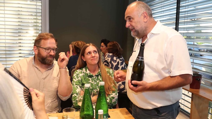 Leithner mitten in der Verkostung von internationalen Weinen, die das Interesse wecken.