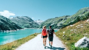 Gipfel der Gefühle: Wo smaragdgrünes Wasser auf stahlblaue Höhen trifft.