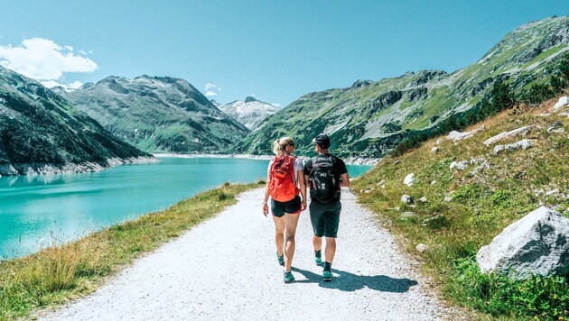 Gipfel der Gefühle: Wo smaragdgrünes Wasser auf stahlblaue Höhen trifft.