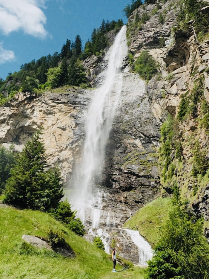 Klein im Angesicht: Der imposante Fallbach-Wasserfall stürzt 220 Meter dramatisch in die Tiefe.