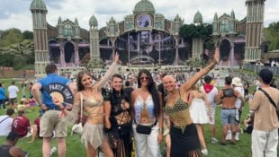 Conny Kraßnitzer (r.) ist mit ihren Freundinnen zum ersten Mal am Tomorrowland- Festival.