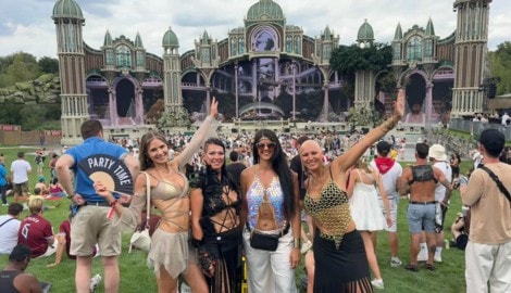 Conny Kraßnitzer (r.) ist mit ihren Freundinnen zum ersten Mal am Tomorrowland- Festival.