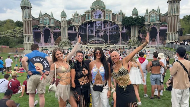 Conny Kraßnitzer (r.) ist mit ihren Freundinnen zum ersten Mal am Tomorrowland- Festival.
