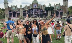 Conny Kraßnitzer (r.) ist mit ihren Freundinnen zum ersten Mal am Tomorrowland- Festival.