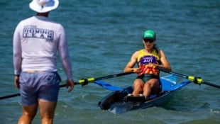 Magdalena Lobnig rudert im Küstenboot um Kaderplatz.