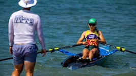 Magdalena Lobnig rudert im Küstenboot um Kaderplatz.