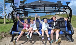 Die neuen Sechser-Sessel mit Sitzheizung, Windschutz und Sicherheitsbügel sind schon in Gosau ...