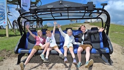 Die neuen Sechser-Sessel mit Sitzheizung, Windschutz und Sicherheitsbügel sind schon in Gosau ...