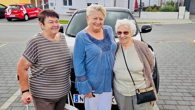 Die ehrenamtliche Helferin Renée Tischler-Mauch aus Nickelsdorf (Mitte) mit zwei Klientinnen. ...