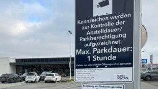 Ein Schild bei der Einfahrt weist auf die Parkordnung hin.