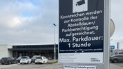 Ein Schild bei der Einfahrt weist auf die Parkordnung hin.