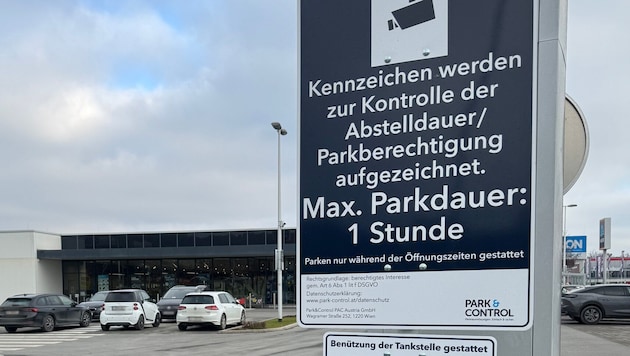 Ein Schild bei der Einfahrt weist auf die Parkordnung hin.