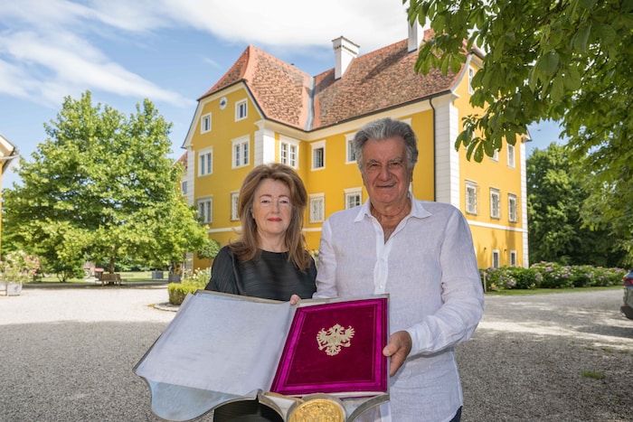 Christine und Bertran Conrad-Eybesfeld mit der kaiserlichen Adelsurkunde ihres Vorfahren Sigmund ...