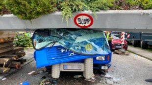 Beim Lkw-Unfall in Linz-Auwiesen waren beiderseits der Brücke die Höhenbeschränkungen mit ...