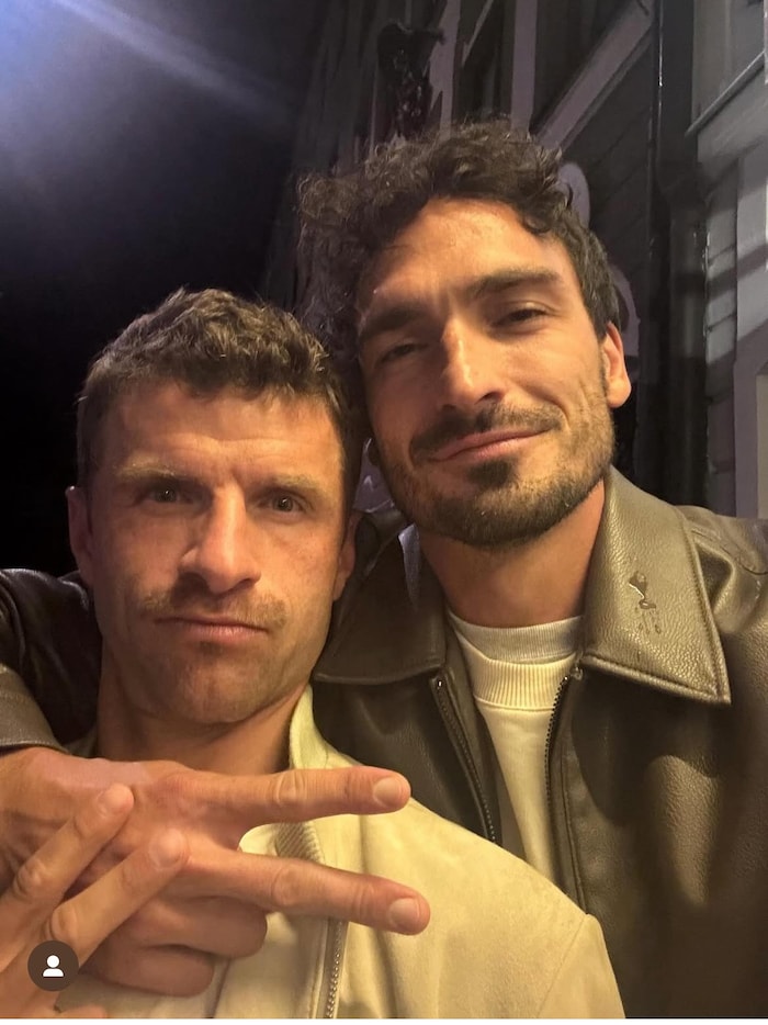 Was wollen Thomas Müller (links) und Mats Hummels mit diesem Foto andeuten?