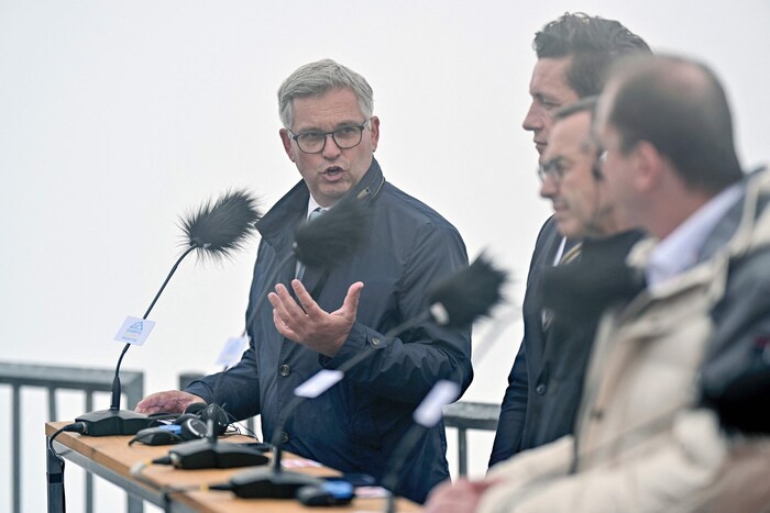 Migrationskommissar Brunner bei dem Treffen auf der nebligen Zugspitze