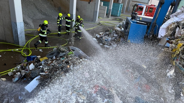 Mehr als 120 Feuerwehrleute waren im Einsatz.