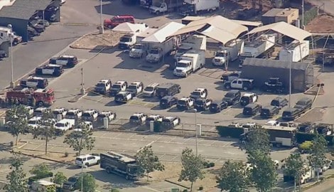 Einsatzfahrzeuge stehen am Unglücksort in Los Angeles in den Vereinigten Staaten.