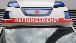 Nach der Erstversorgung wurde die Fußgängerin ins Krankenhaus transportiert. (Symbolbild)