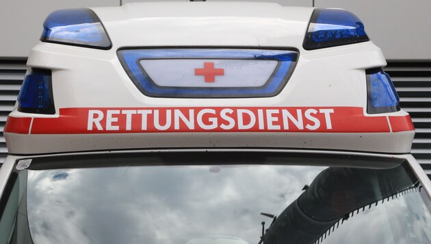 Nach der Erstversorgung wurde die Fußgängerin ins Krankenhaus transportiert. (Symbolbild)