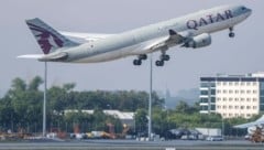 Ein Abschiebeflugzeug der Qatar Airways startete am Freitag vom Flughafen Leipzig/Halle Richtung ...