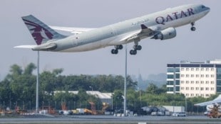 Ein Abschiebeflugzeug der Qatar Airways startete am Freitag vom Flughafen Leipzig/Halle Richtung ...