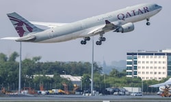 Ein Abschiebeflugzeug der Qatar Airways startete am Freitag vom Flughafen Leipzig/Halle Richtung ...