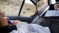 Das Kleinkind saß mehrere Stunden allein im Auto. (Symbolbild)