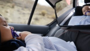 Das Kleinkind saß mehrere Stunden allein im Auto. (Symbolbild)