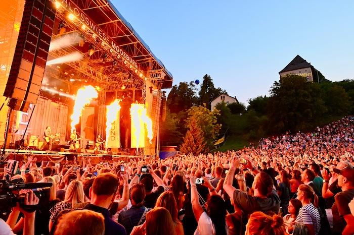 Tausende Fans feierten auf der Schlosswiese in Moosburg.