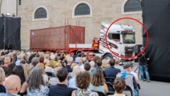 Für Kleists „Der zerbrochne Krug“ in der Inszenierung aus Telfs fuhr ein Truck beim Dom vor.