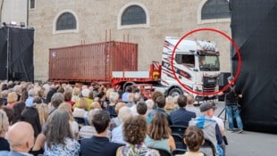 Für Kleists „Der zerbrochne Krug“ in der Inszenierung aus Telfs fuhr ein Truck beim Dom vor.