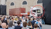 Für Kleists „Der zerbrochne Krug“ in der Inszenierung aus Telfs fuhr ein Truck beim Dom vor.
