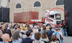 Für Kleists „Der zerbrochne Krug“ in der Inszenierung aus Telfs fuhr ein Truck beim Dom vor.