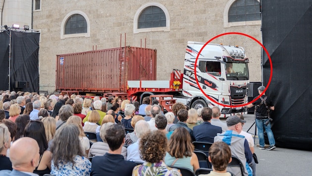 Für Kleists „Der zerbrochne Krug“ in der Inszenierung aus Telfs fuhr ein Truck beim Dom vor.