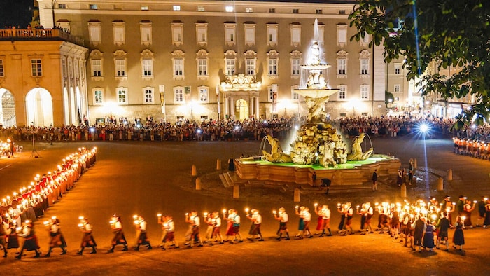 Der Fackeltanz gilt als traditioneller Auftakt in die Festspielsaison: Tanzpaare zeichneten ...