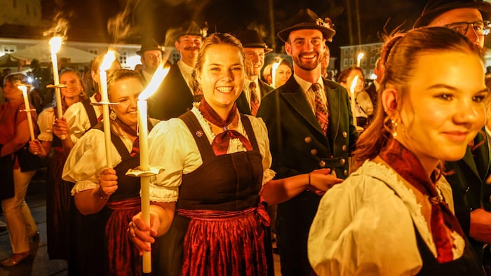 Tänzer im Fackelschein: Für sie ist es eine große Ehre.