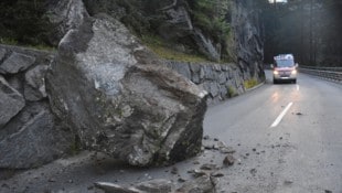 Der riesige Gesteinsbrocken blockierte eine Fahrspur.