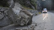 Der riesige Gesteinsbrocken blockierte eine Fahrspur.