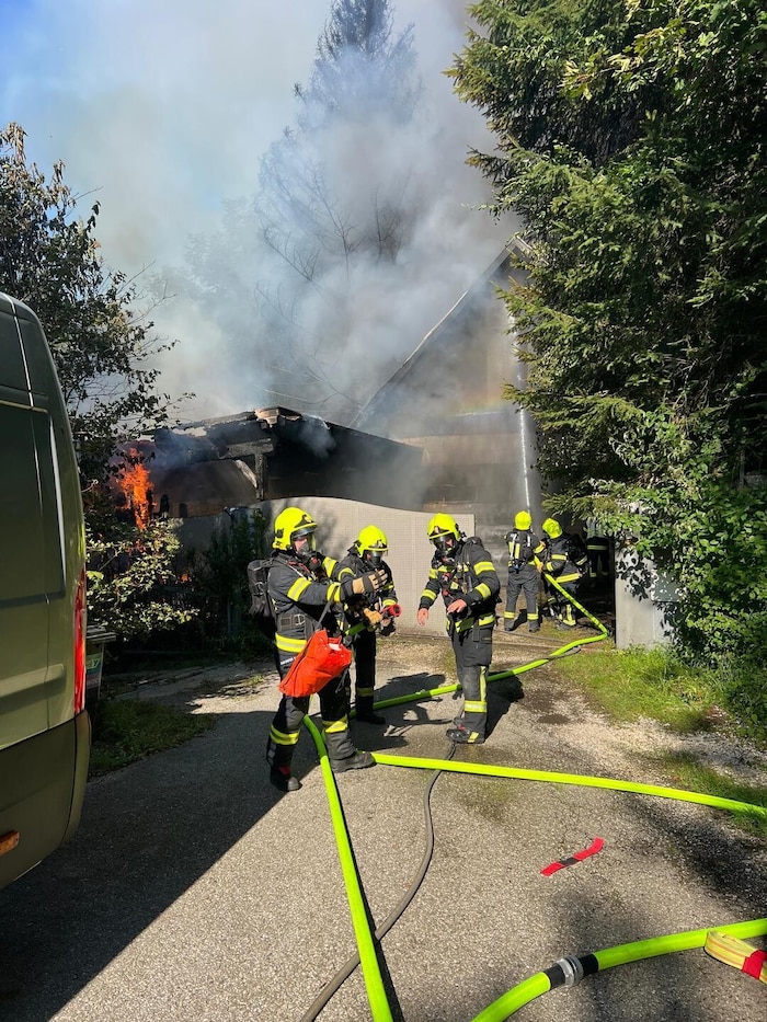Die Feuerwehrleute mussten während des Einsatzes schweren Atemschutz tragen