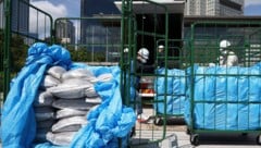 In Japan wurde radioaktive Erde in der Nähe des Kraftwerks Fukushima eingesammelt – um zu ...