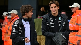 Kimi Antonelli (l.) und George Russell (r.)