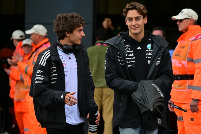 Kimi Antonelli (li.) und George Russell
